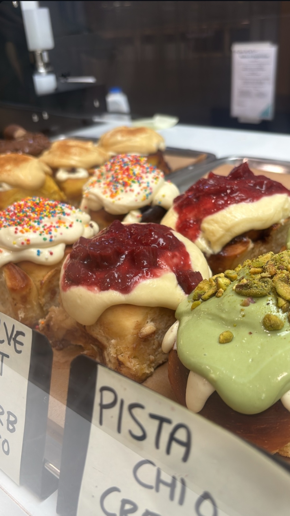 Case with jam and pistachio scrolls